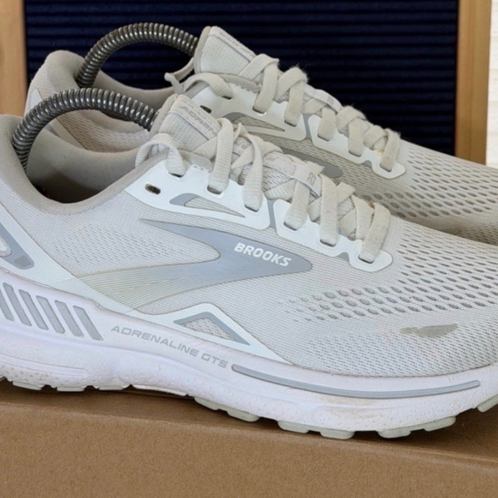 ⭐️ Brooks Adrenaline GTS 23 Running Shoes Women Size 7.5 B White (B15) - Picture 4 of 12